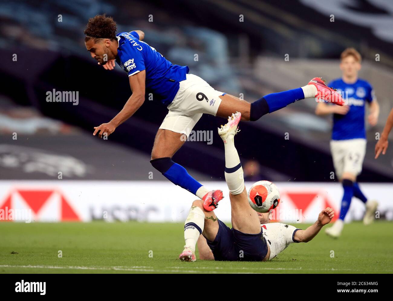 Il Dominic Calvert-Lewin di Everton è affrontato da ben Davies di Tottenham Hotspur durante la partita della Premier League al Tottenham Hotspur Stadium di Londra. Foto Stock