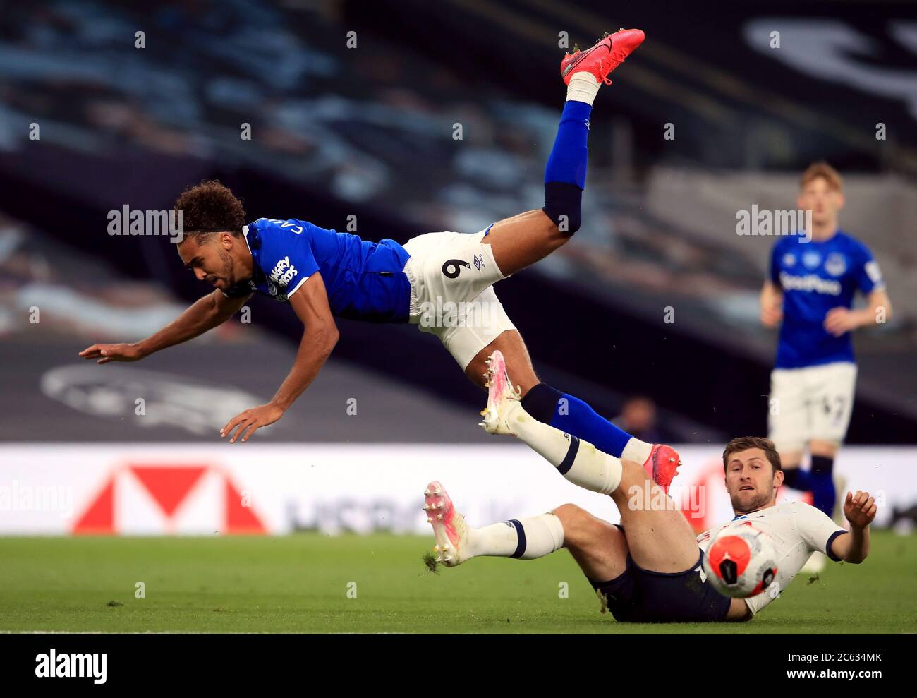 Il Dominic Calvert-Lewin di Everton è affrontato da ben Davies di Tottenham Hotspur durante la partita della Premier League al Tottenham Hotspur Stadium di Londra. Foto Stock