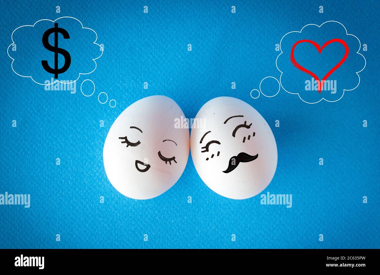 Volti sulle uova di pasqua, soldi vs concetto di amore con cuore e segno del dollaro su sfondo blu Foto Stock