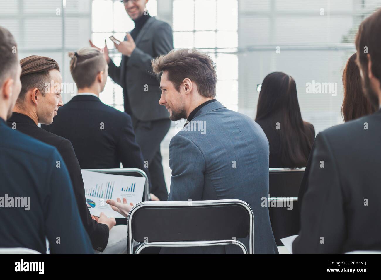 gruppo di lavoro che discute la situazione finanziaria in officina. Foto Stock