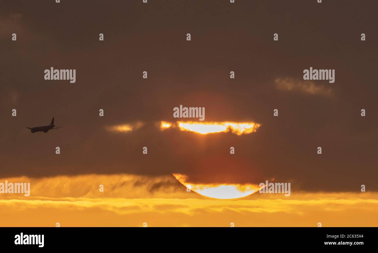 Wimbledon, Londra, Regno Unito. 6 luglio 2020. Volo LATAM Airways da Glasgow operato dalla British Airways in avvicinamento finale all'aeroporto di Heathrow a Londra sullo sfondo di un tramonto spettacolare dietro le nuvole. Credit: Malcolm Park/Alamy Live News. Foto Stock