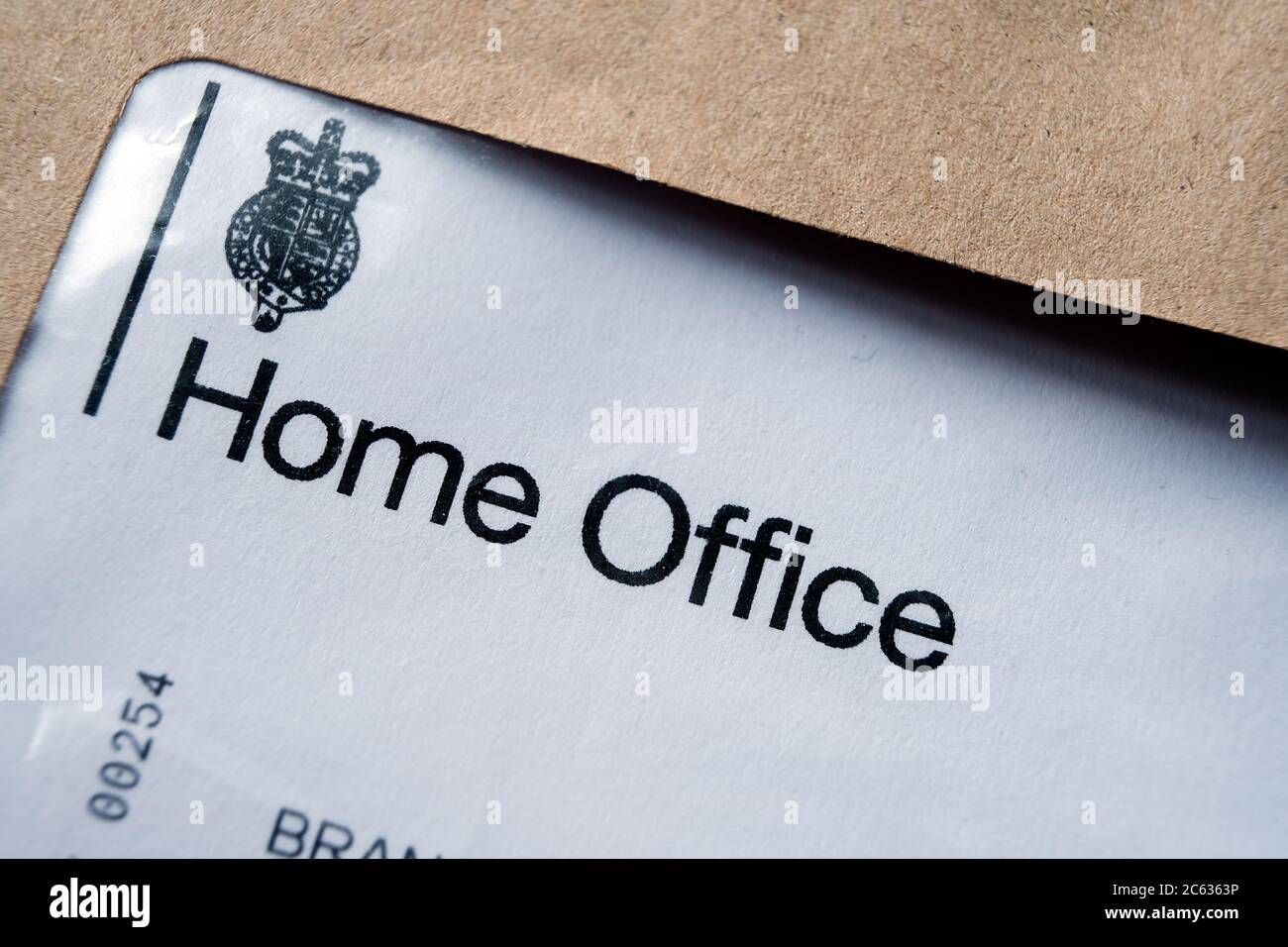 Lettere cartacee per l'ufficio domestico britannico ricevute in busta marrone. Documenti autentici. Concetto per i visti e l'immigrazione Foto Stock