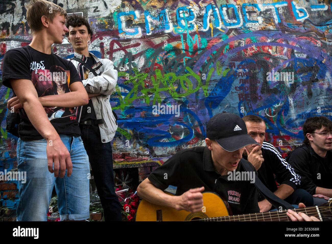 Mosca, Russia. 15 agosto 2015 giovani cantano canzoni di fronte al Muro Tsoi in via Arbat a Mosca, il 25° anniversario della morte del cantante, Russia. Viktor Tsoi, leader della band Kino, è considerato uno dei pionieri del rock russo Foto Stock