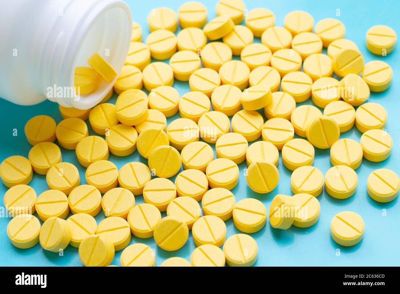 Le compresse di colore giallo di paracetamolo su sfondo blu. Foto Stock
