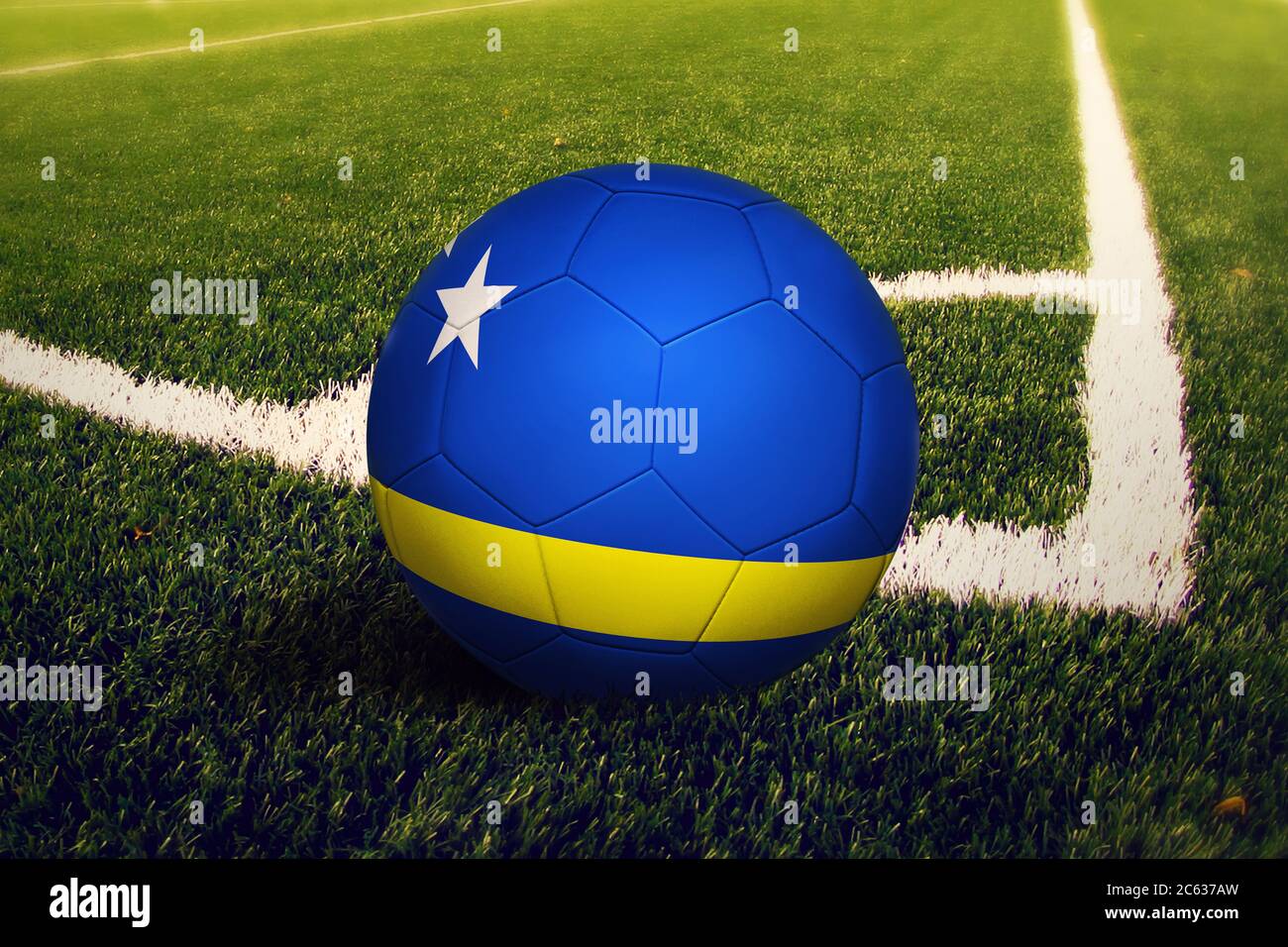 Curacao bandiera sulla palla in posizione di calcio d'angolo, campo di calcio sfondo. Tema nazionale del calcio sull'erba verde. Foto Stock