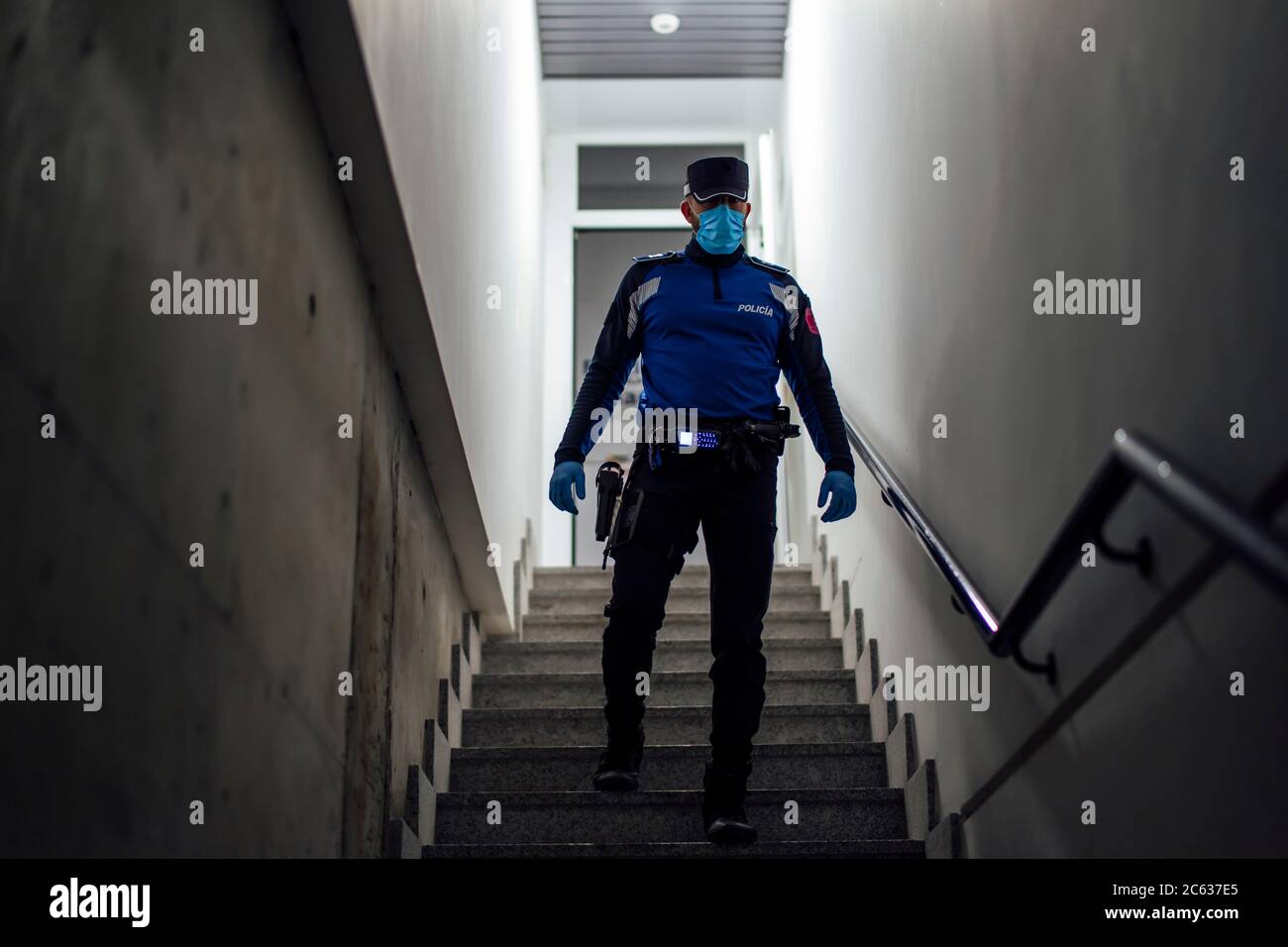 la polizia inizia la giornata lavorativa nel turno di notte Foto Stock