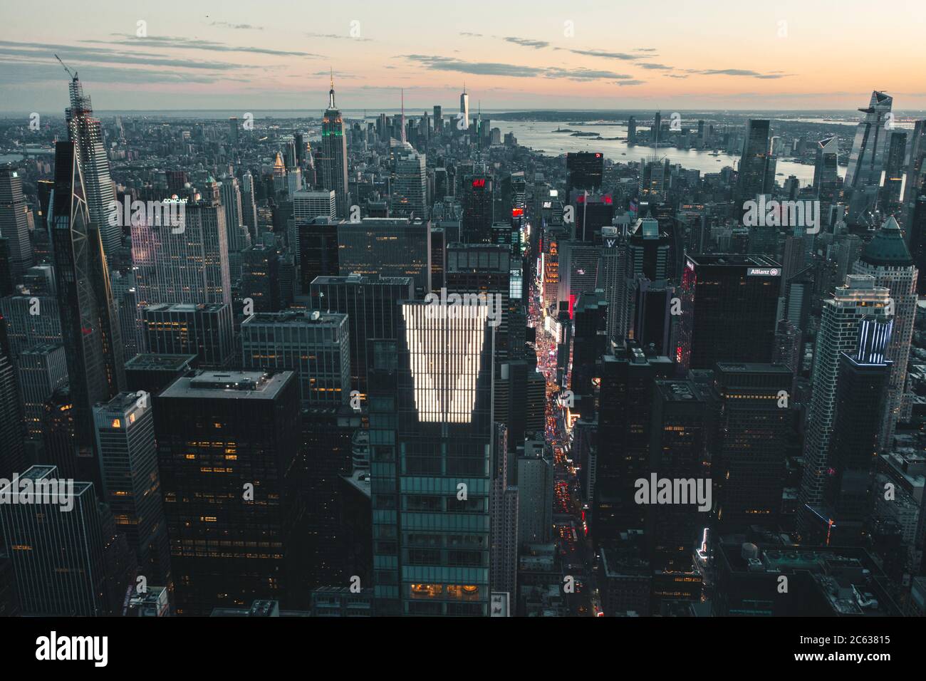 Circa 2019 settembre: Vista spettacolare su Dark Epic Manhattan, New York City Skyline subito dopo Sunset HQ Foto Stock