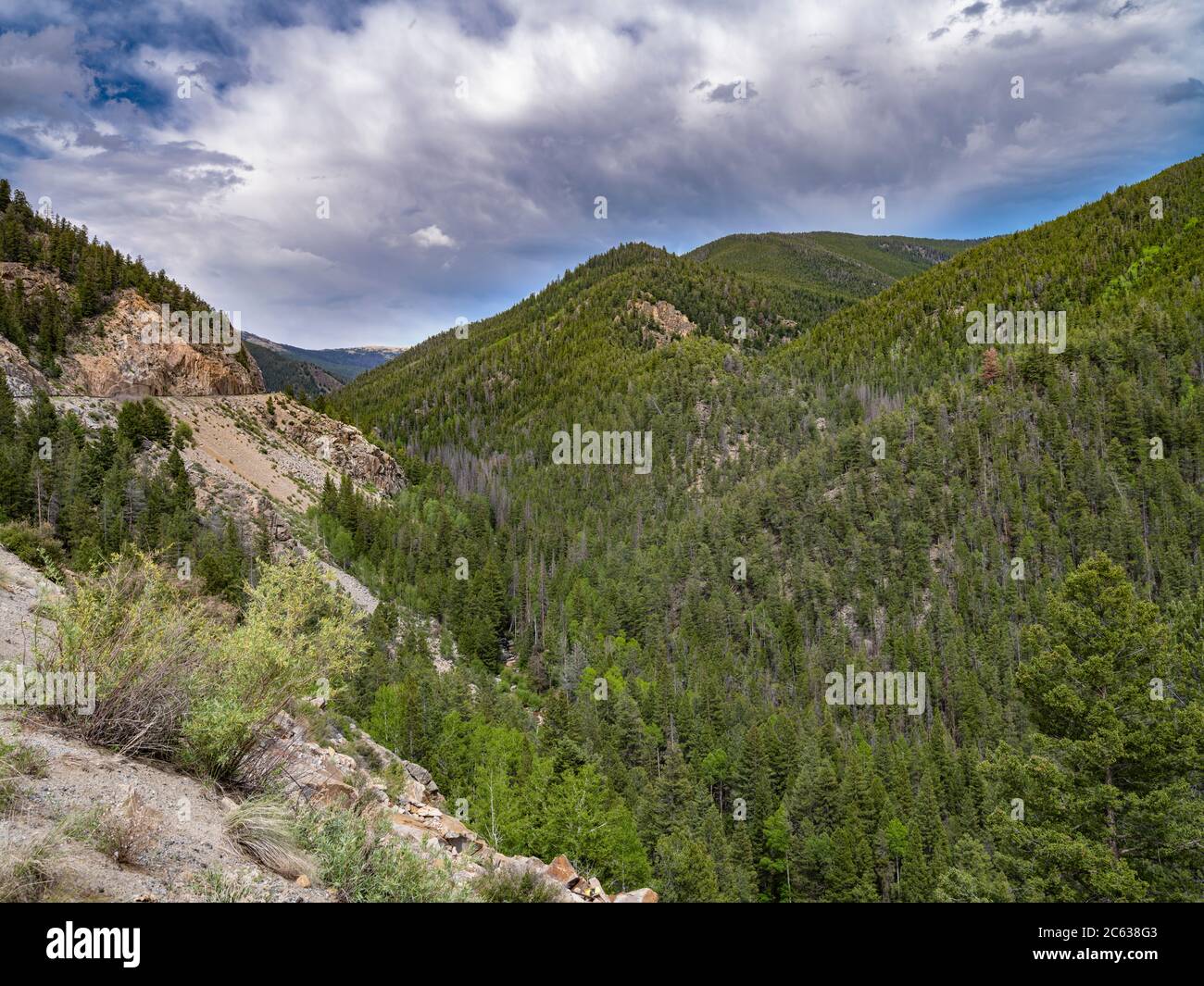 Montagne e valle vicino Monarch Colorado, Stati Uniti Foto Stock