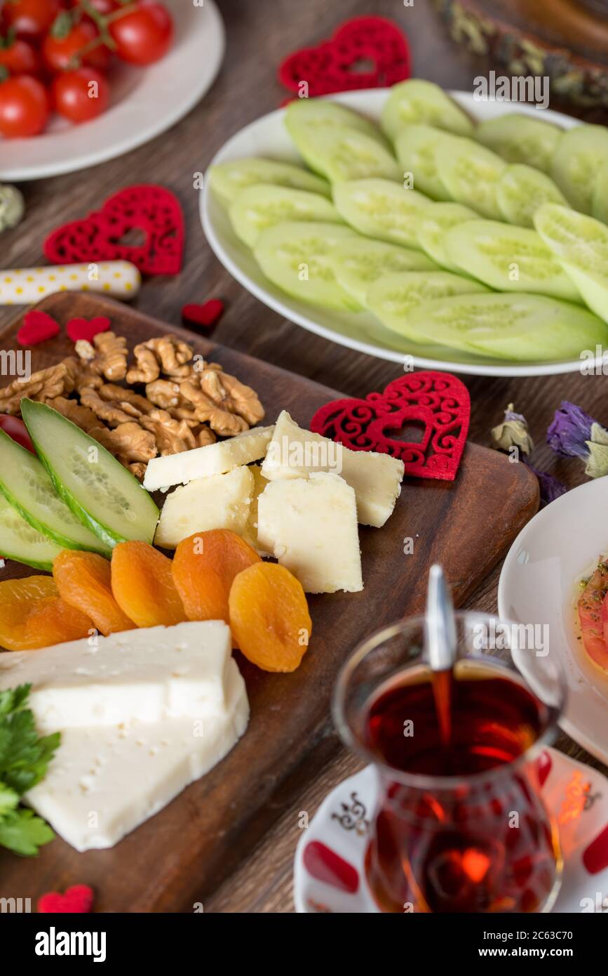 Deliziosa colazione turca tradizionale sul tavolo Foto Stock