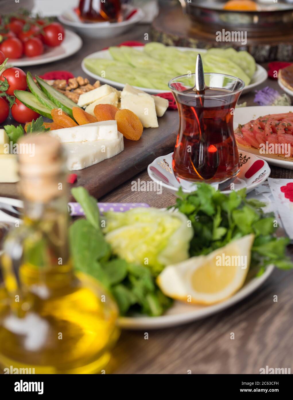 Deliziosa colazione turca tradizionale sul tavolo Foto Stock