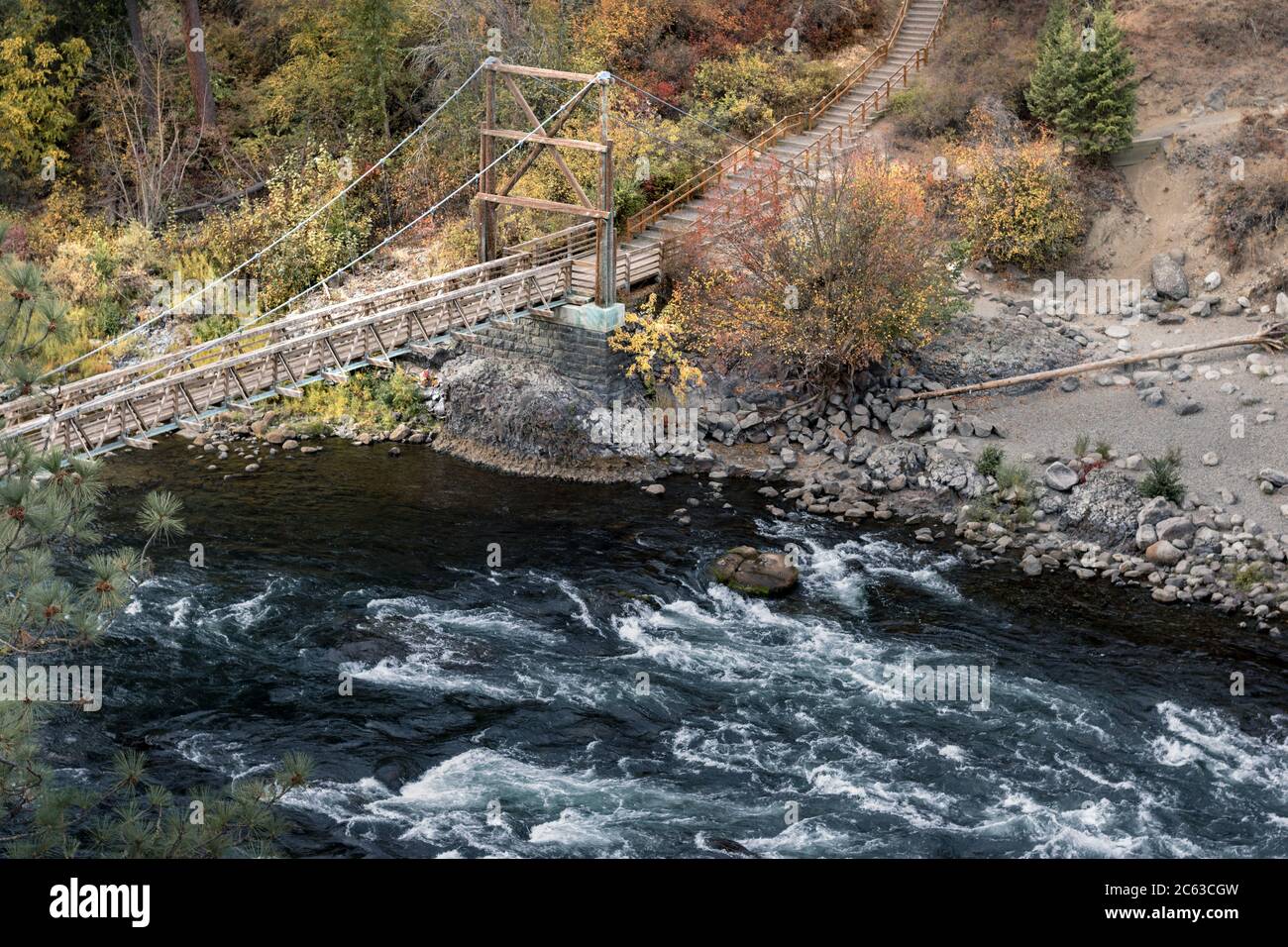 Scena autunnale di un ponte su un fiume in corsa a Spokane, Washington. Foto Stock