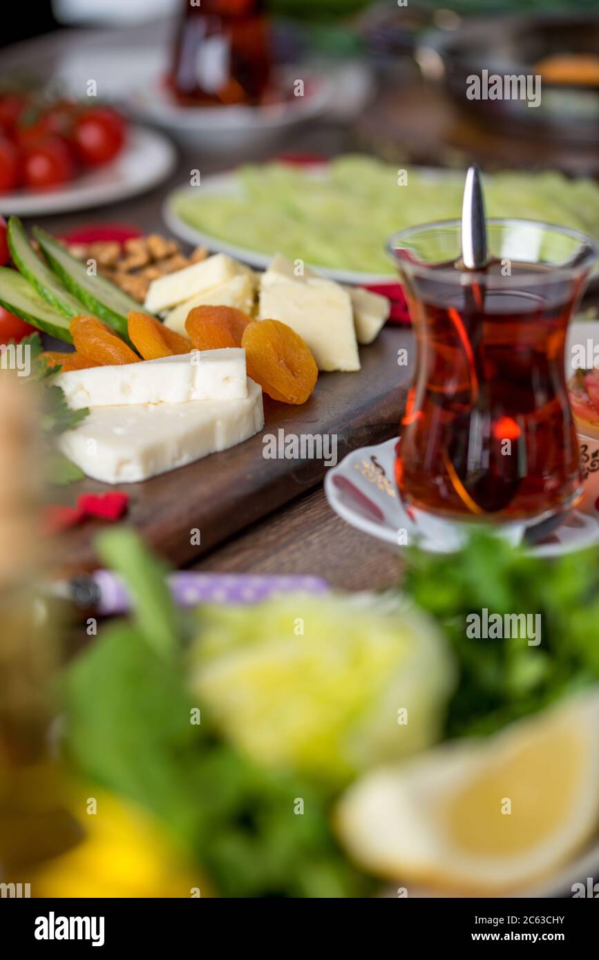 Deliziosa colazione turca tradizionale sul tavolo Foto Stock