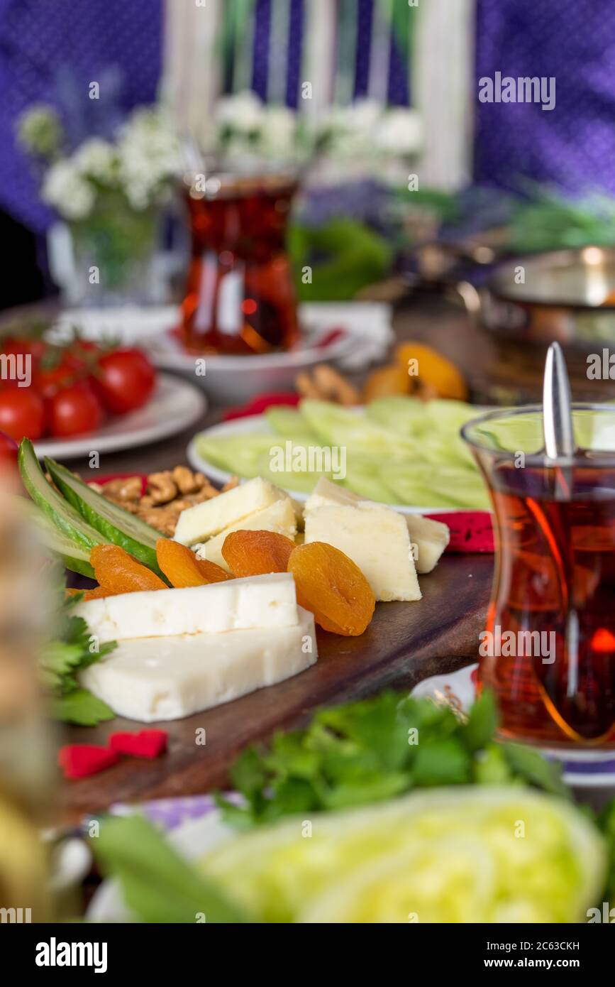 Deliziosa colazione turca tradizionale sul tavolo Foto Stock