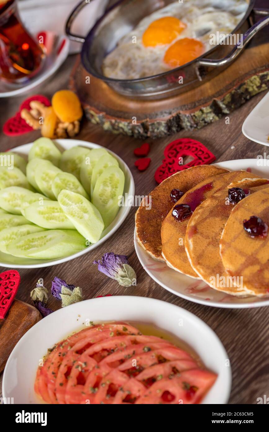 Deliziosa colazione turca tradizionale sul tavolo Foto Stock