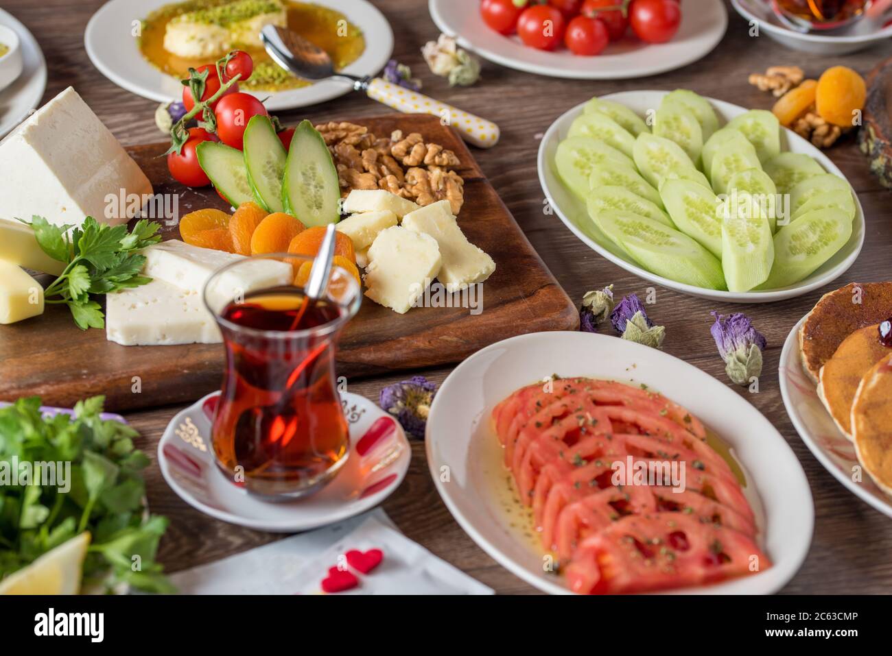 Deliziosa colazione turca tradizionale sul tavolo Foto Stock
