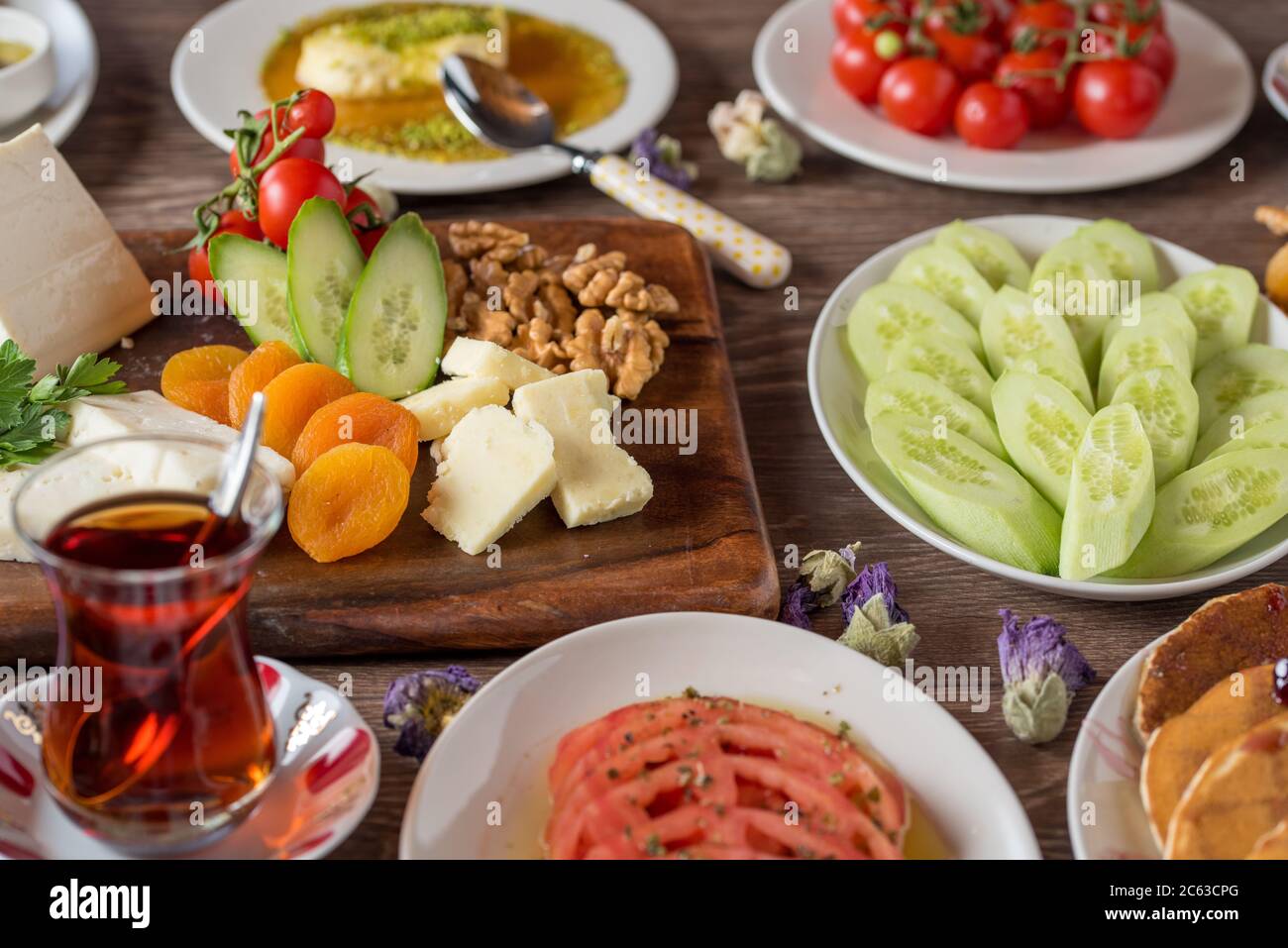 Deliziosa colazione turca tradizionale sul tavolo Foto Stock