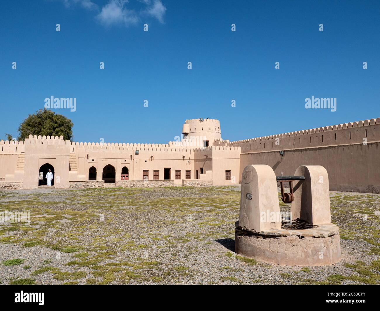 Cortile interno con pozzo d'acqua del Castello di Ras al Had, Sultanato di Oman. Foto Stock
