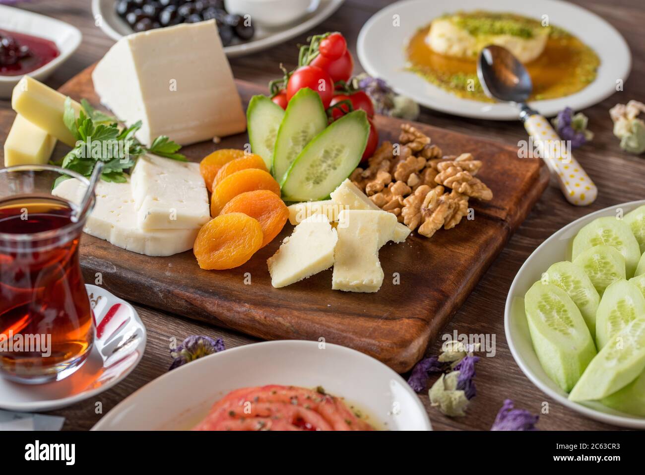 Deliziosa colazione turca tradizionale sul tavolo Foto Stock