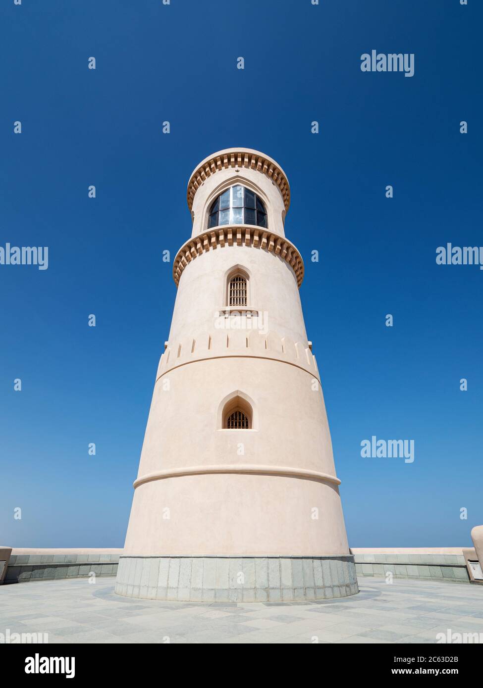 Faro nella città portuale di sur, Sultanato di Oman. Foto Stock