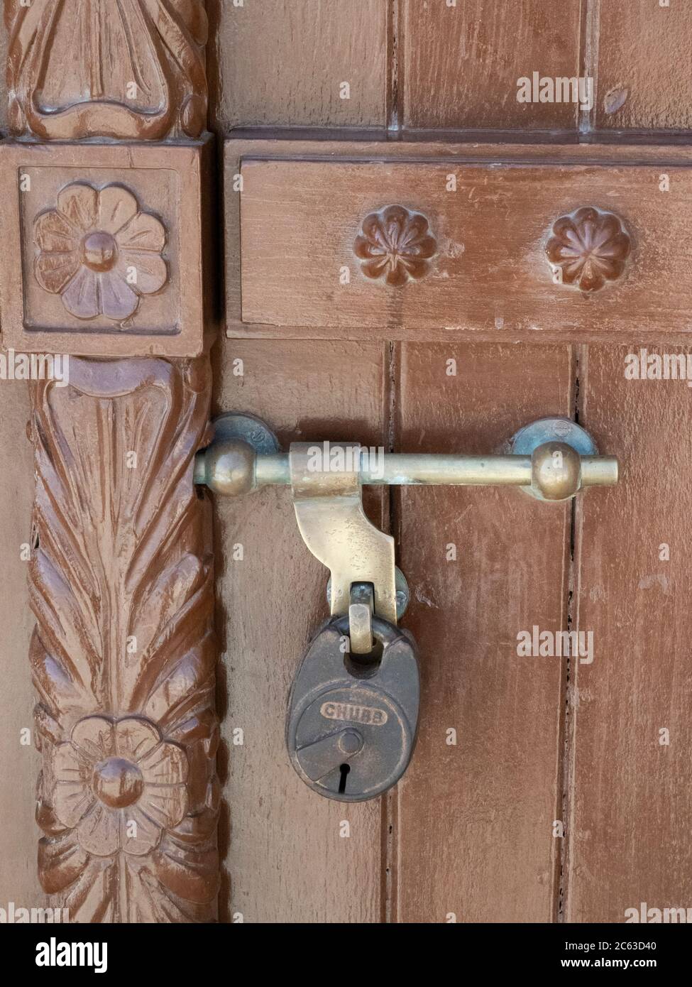 Porta ornata al faro nella città portuale di sur, Sultanato di Oman. Foto Stock