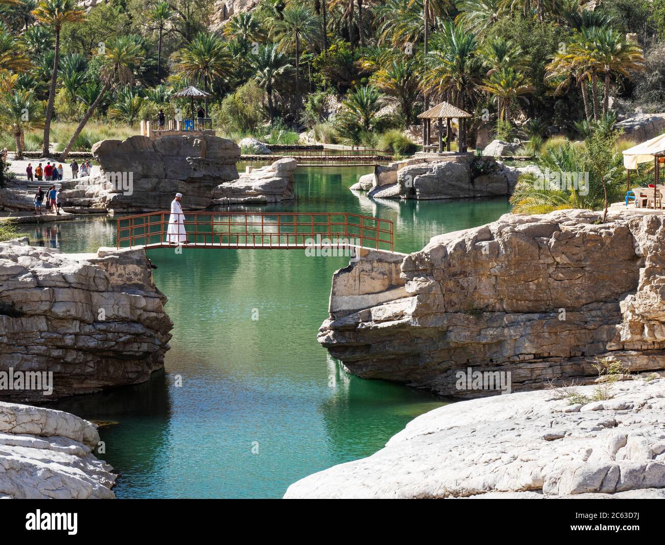 Piscine naturali formate da acque alluvionali a Wadi Bani Khalid, Sultanato dell'Oman. Foto Stock