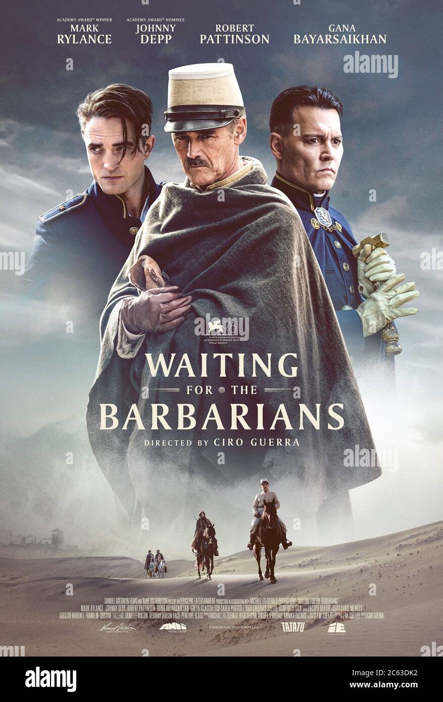 IN ATTESA DEI BARBARI, poster americano, in alto da sinistra: Robert Pattinson, Mark Rylance, Johnny Depp; in basso da sinistra: Gana Bayarsaikhan, Mark Rylance, 2019. © Samuel Goldwyn Films / Courtesy Everett Collection Foto Stock