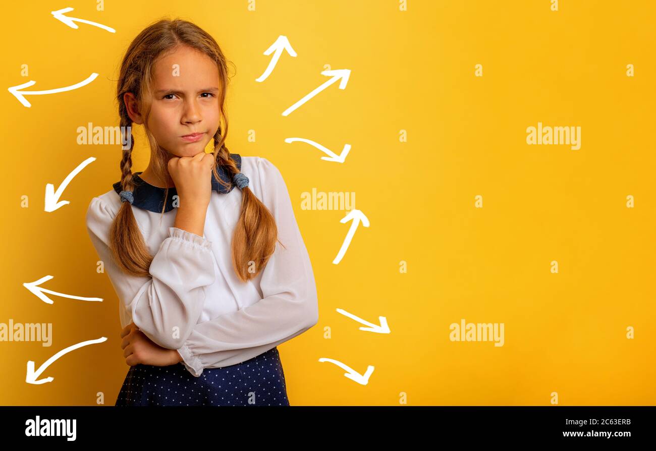 Giovane studente ha qualche dubbio su qualcosa. Sfondo giallo Foto Stock