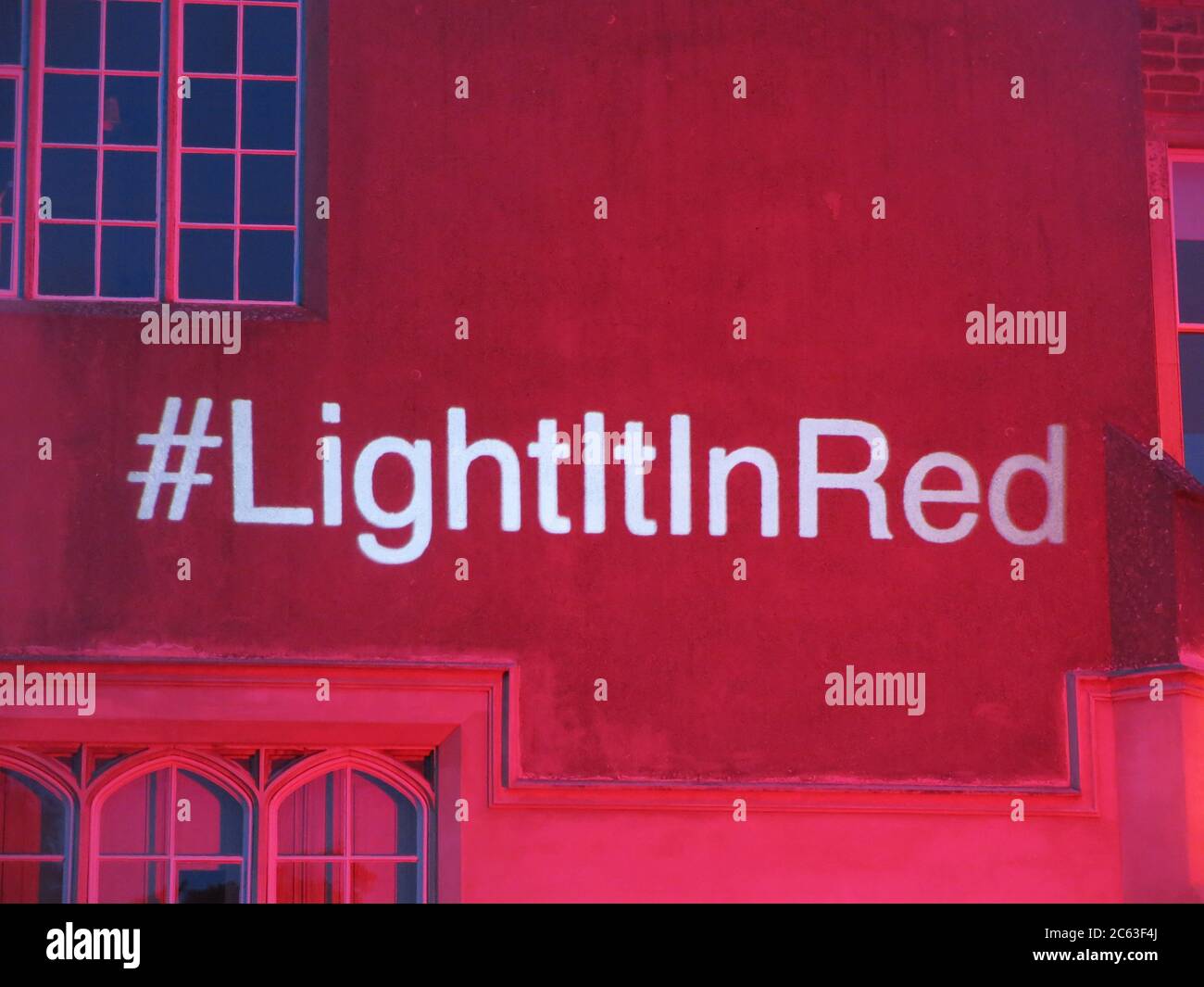 L'abbazia di Delapre è illuminata in rosso d'emergenza come parte della campagna "Light IT in Red" per sensibilizzare l'opinione pubblica su una crisi di finanziamento nelle arti e nel patrimonio. Foto Stock