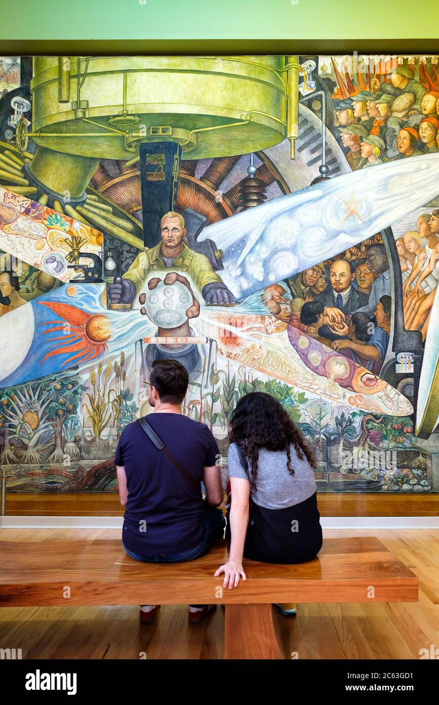 I visitatori ammirano il dipinto murale di Diego Rivera al museo Palacio de Bellas Artes a Città del Messico Foto Stock