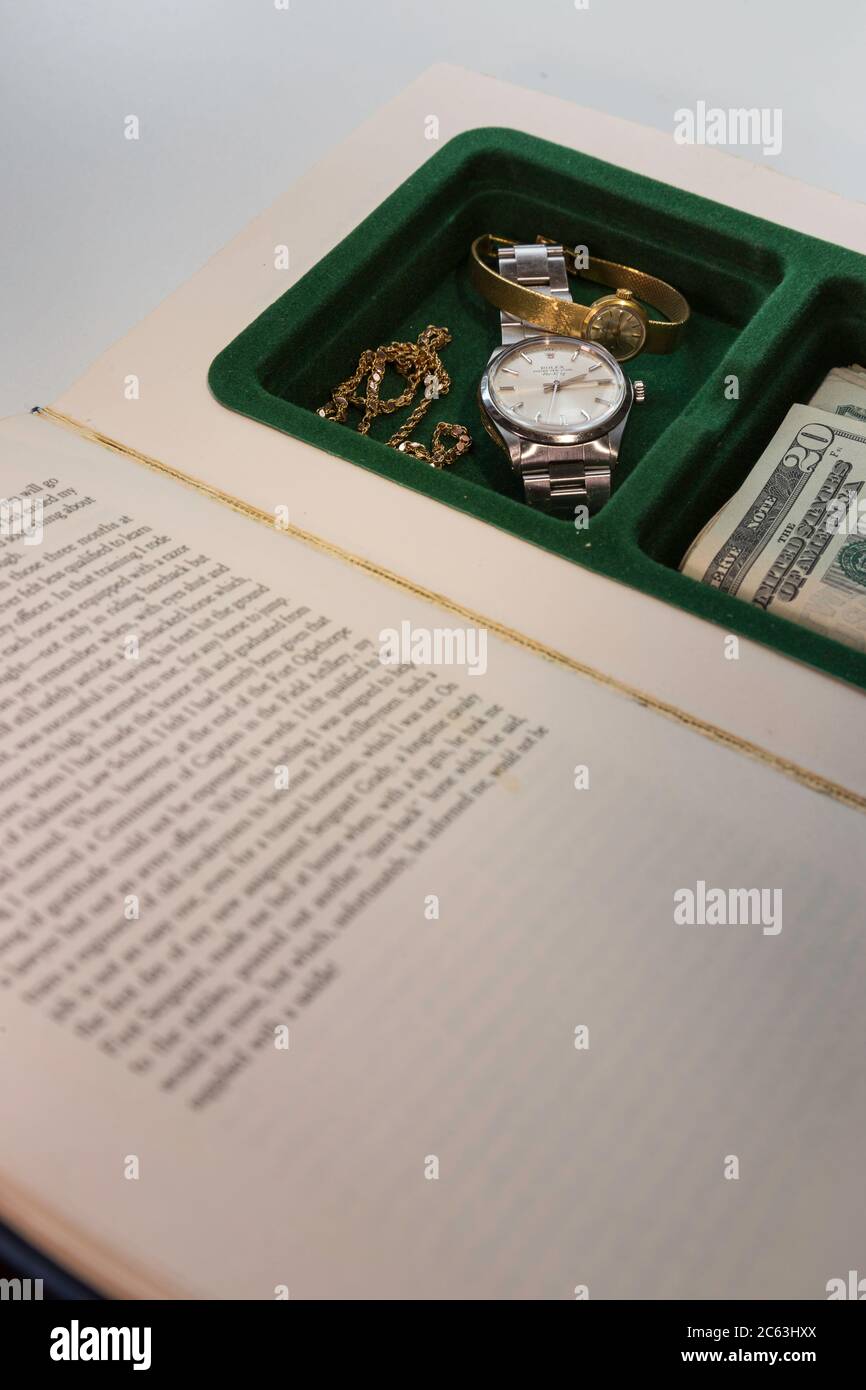 Una cassaforte per libri fornisce uno spazio sicuro per riporre oggetti di valore in una residenza privata, USA Foto Stock