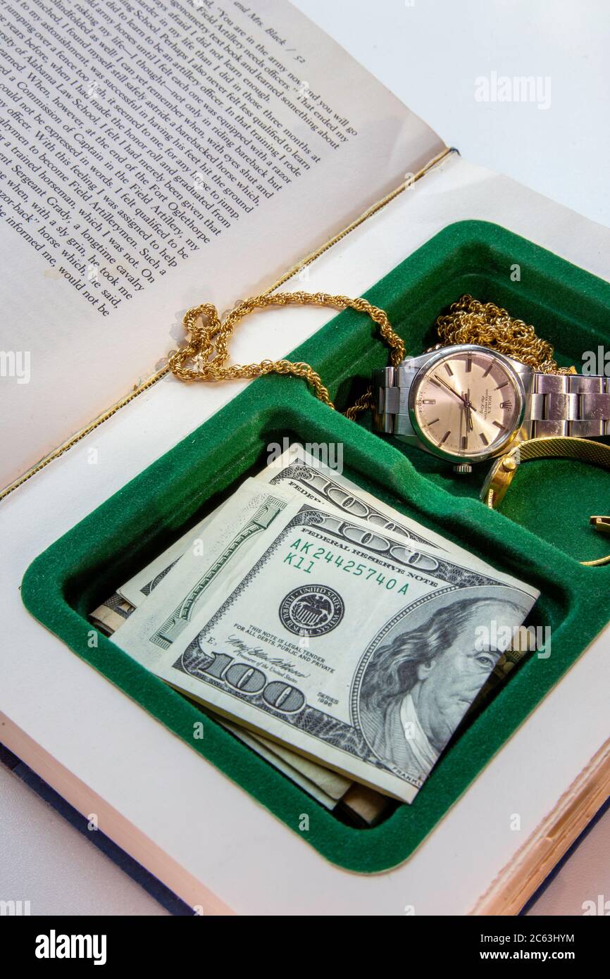 Una cassaforte per libri fornisce uno spazio sicuro per riporre oggetti di valore in una residenza privata, USA Foto Stock