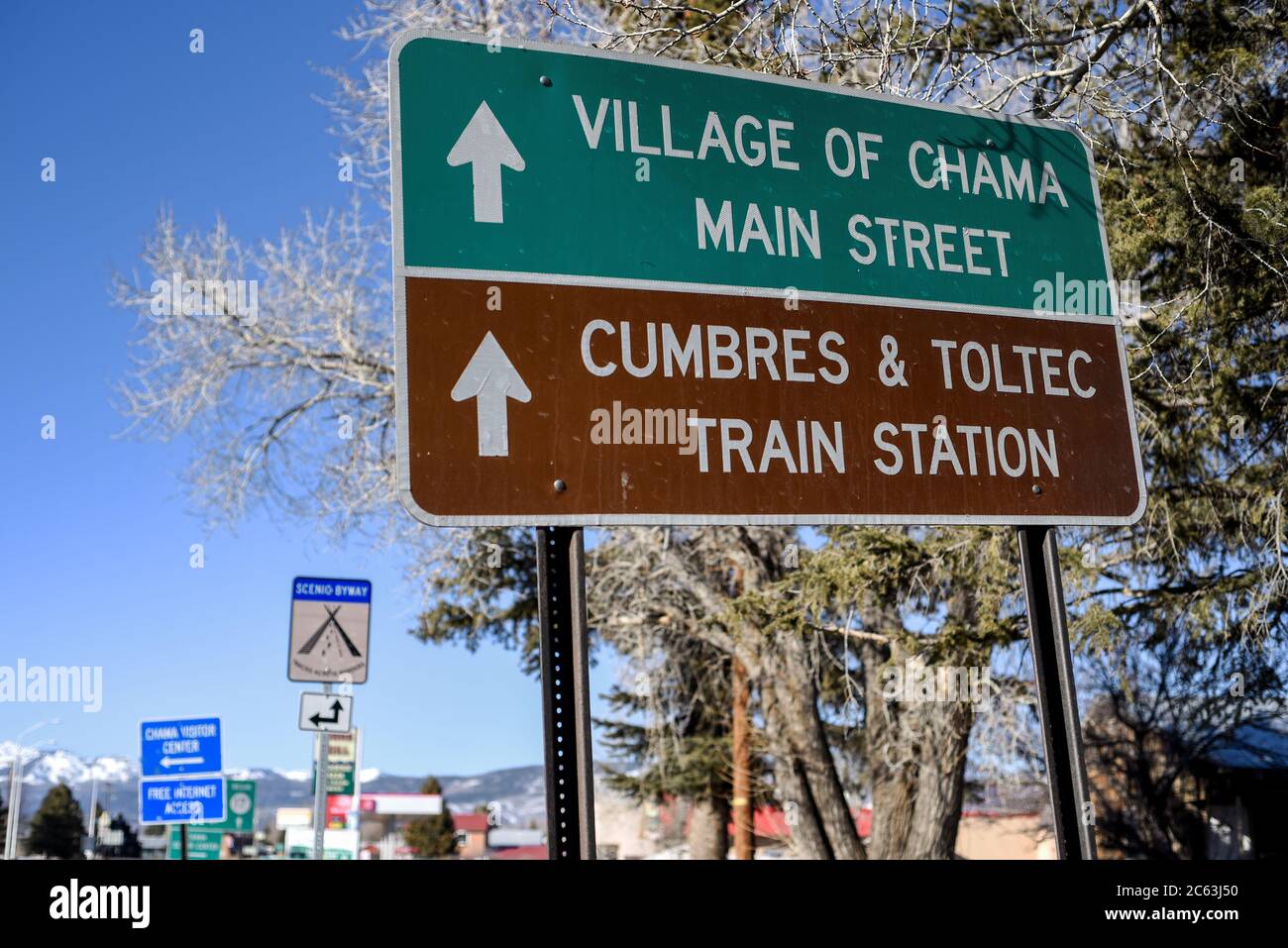 Un cartello che indica l'autostrada porta al Villaggio di Chama e alla Stazione ferroviaria di Cumbres e Toltec. Foto Stock