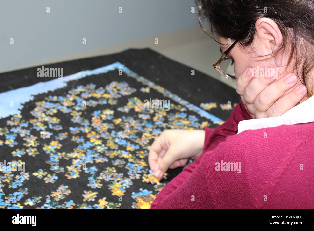 Puzzle di assemblaggio mani sul tavolo Foto Stock