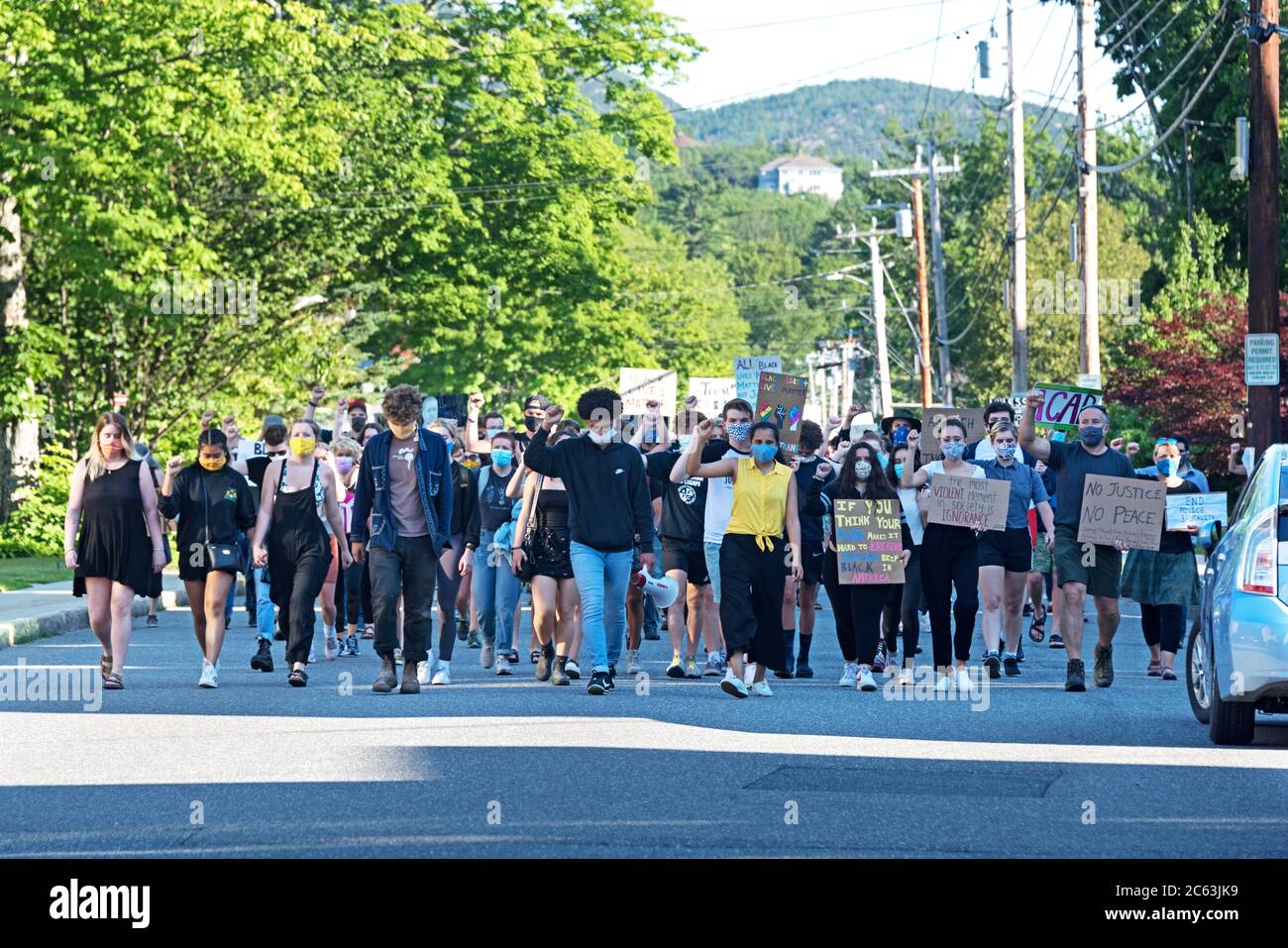 Bar Harbor, Maine, Stati Uniti. 06 luglio 2020. Marchers in una protesta guidata dal Mount Desert Island Racial Justice collettiva passeggiata silenziosamente lungo Ledgelawn Avenue con un pugno sollevato a sostegno della materia Black Lives. ©Jennifer Booher/Alamy Live News Foto Stock