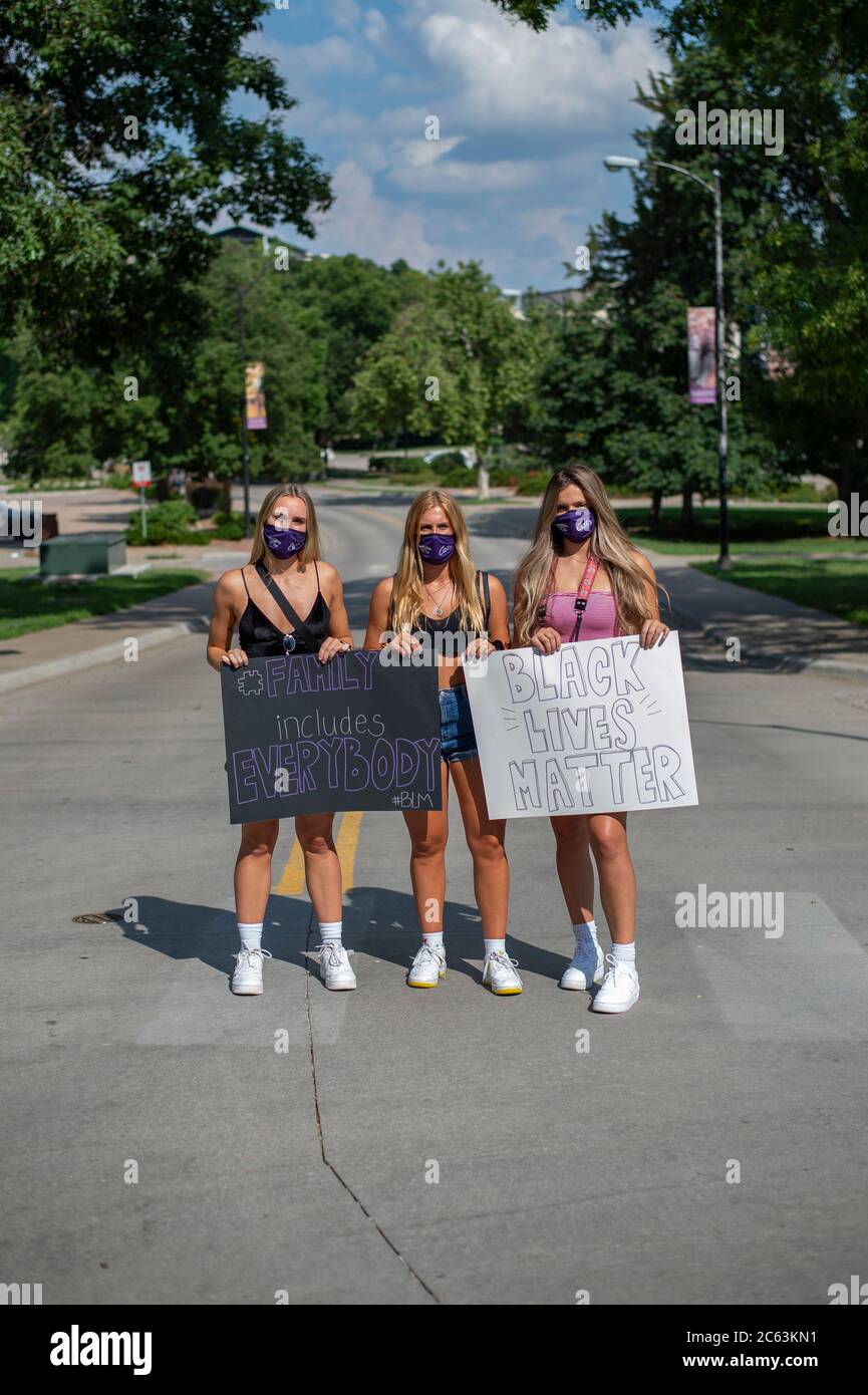 4 luglio 2020, Manhattan, Kansas, USA: Da sinistra, EMILIY CRAIN, MAGUIRE SULLIVAN e CAMERON WILLINGWORTH, tutti i giocatori della K-state Women's Soccer Team stanno per un ritratto sul campus della KSU il sabato dopo una protesta pacifica. I manifestanti pacifici hanno marciato dal Triangle Park al presidente della Kansas state University, la casa di Richard Myers nel campus. La protesta si è verificata dopo Jaden McNeil, studente di K-state e fondatore del gruppo conservatore America primi studenti, ha twitted, 'Congratulazioni a George Floyd per essere droga libera per un intero mese!'' ha twitted questo un mese dopo che Floyd è morto dopo mi Foto Stock