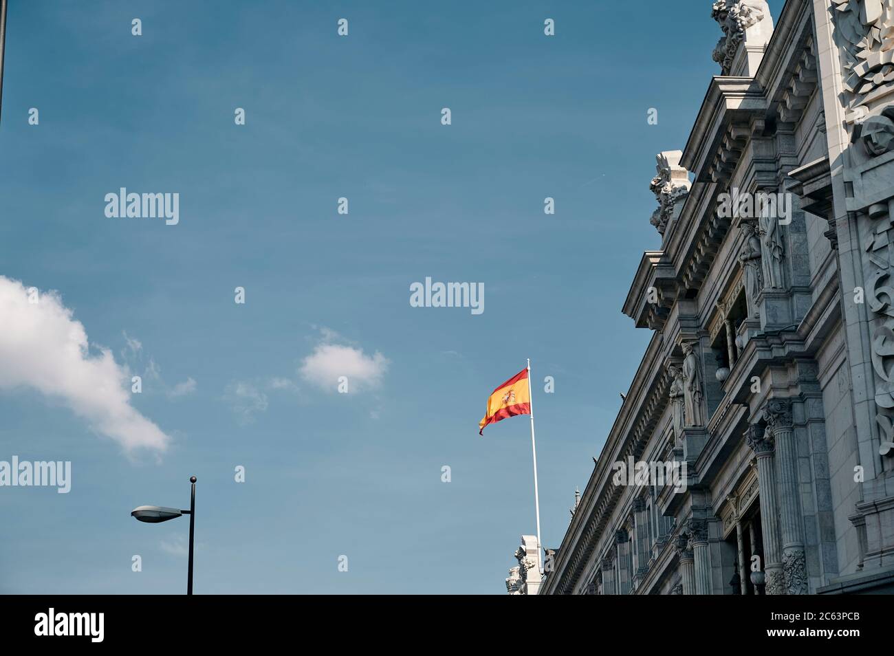 Da sotto della bandiera nazionale della Spagna posta sul tetto di un edificio vecchio a Madrid Foto Stock