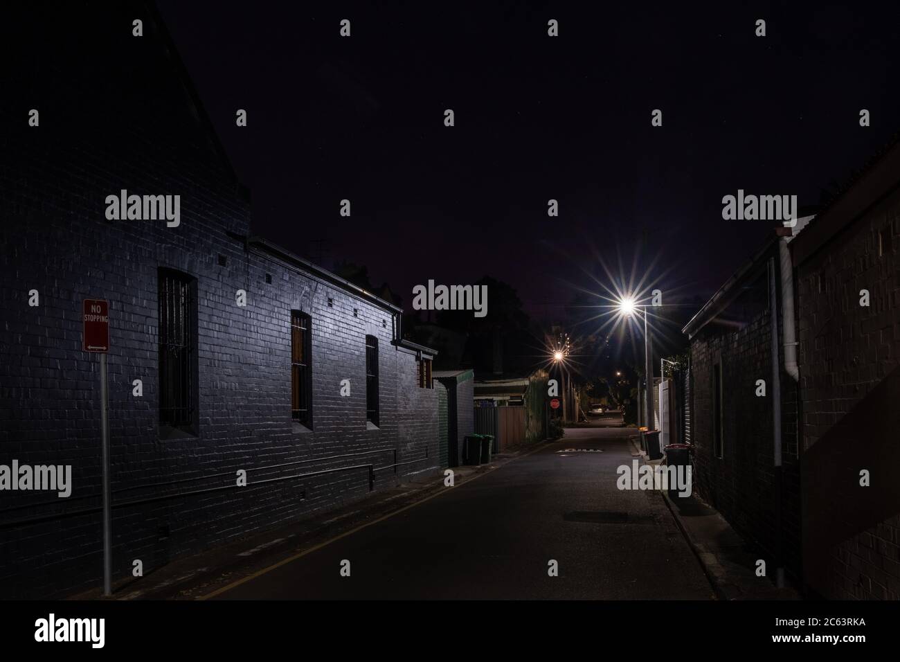 vecchia strada vuota di notte Foto Stock
