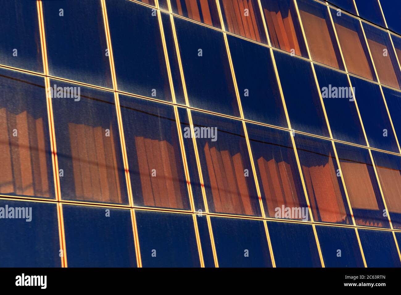Finestre e finestre nere con tende di un edificio moderno Foto Stock