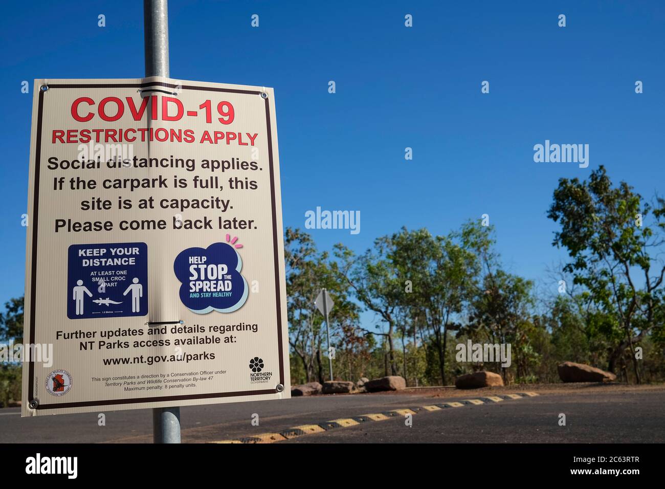 Un cartello Covid-19 all'ingresso del Parco Nazionale di Litchfield nel territorio del Nord in Australia Foto Stock