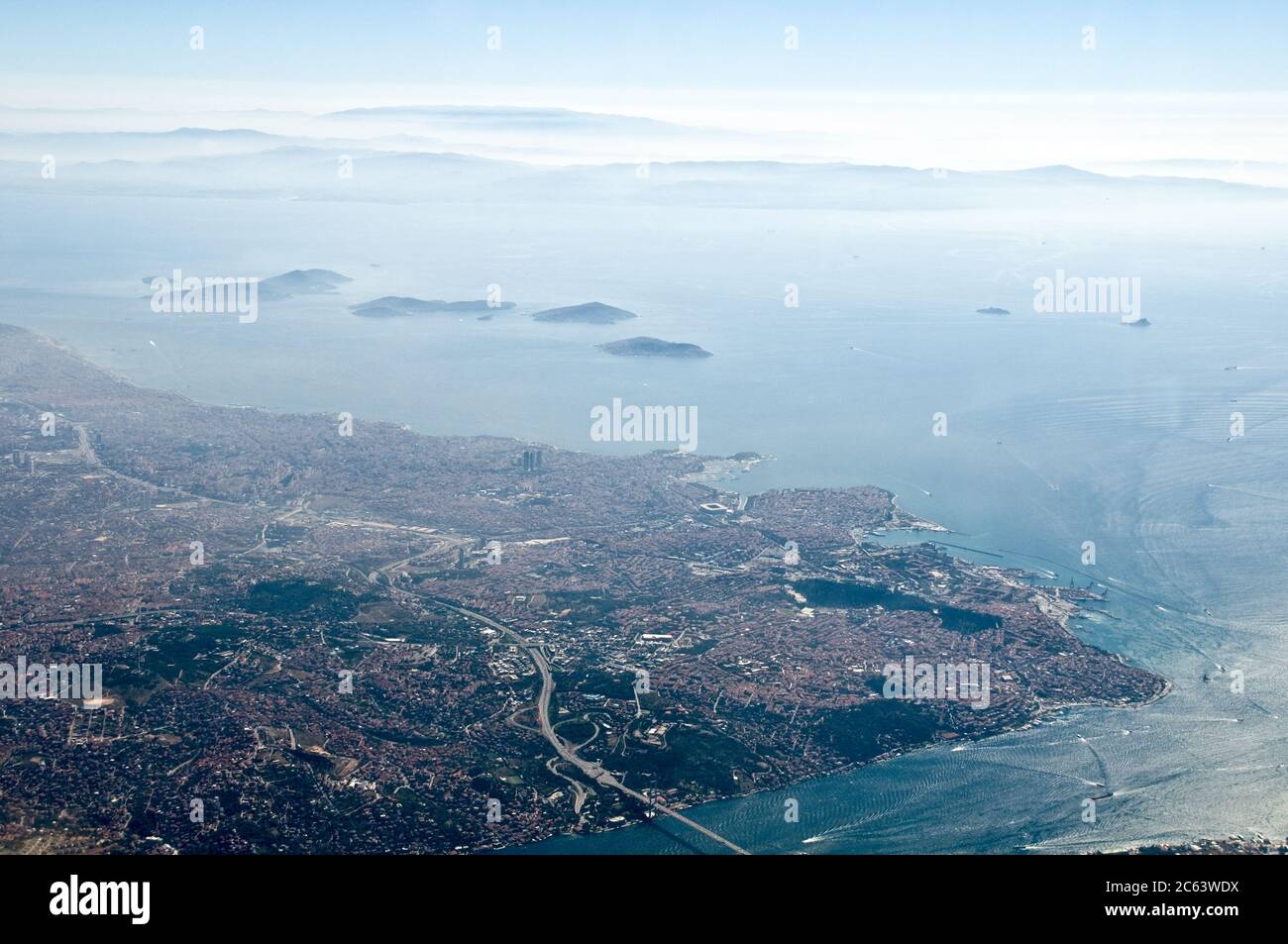 Una vista aerea della città di Istanbul, lo stretto di Bosforo, le Isole dei principi (Adalar) e il Mar di Marmara, Turchia. Foto Stock