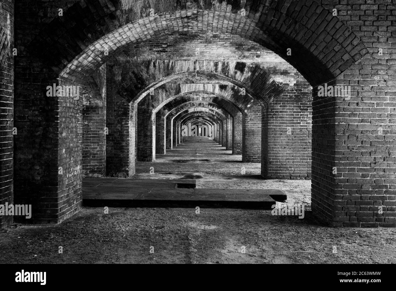 Guardando giù Tunnel di archi di mattoni nel vecchio forte Foto Stock