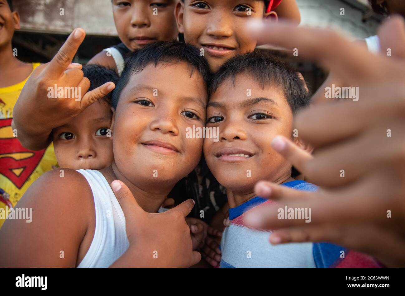 Un gruppo di giovani ragazzi filippini felici che posano per la foto, Città catalogica, Isola di Samar, Filippine. Foto Stock