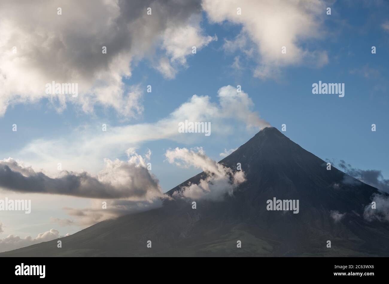 Vulcano Mayon, Lagazpi, Filippine. Foto Stock