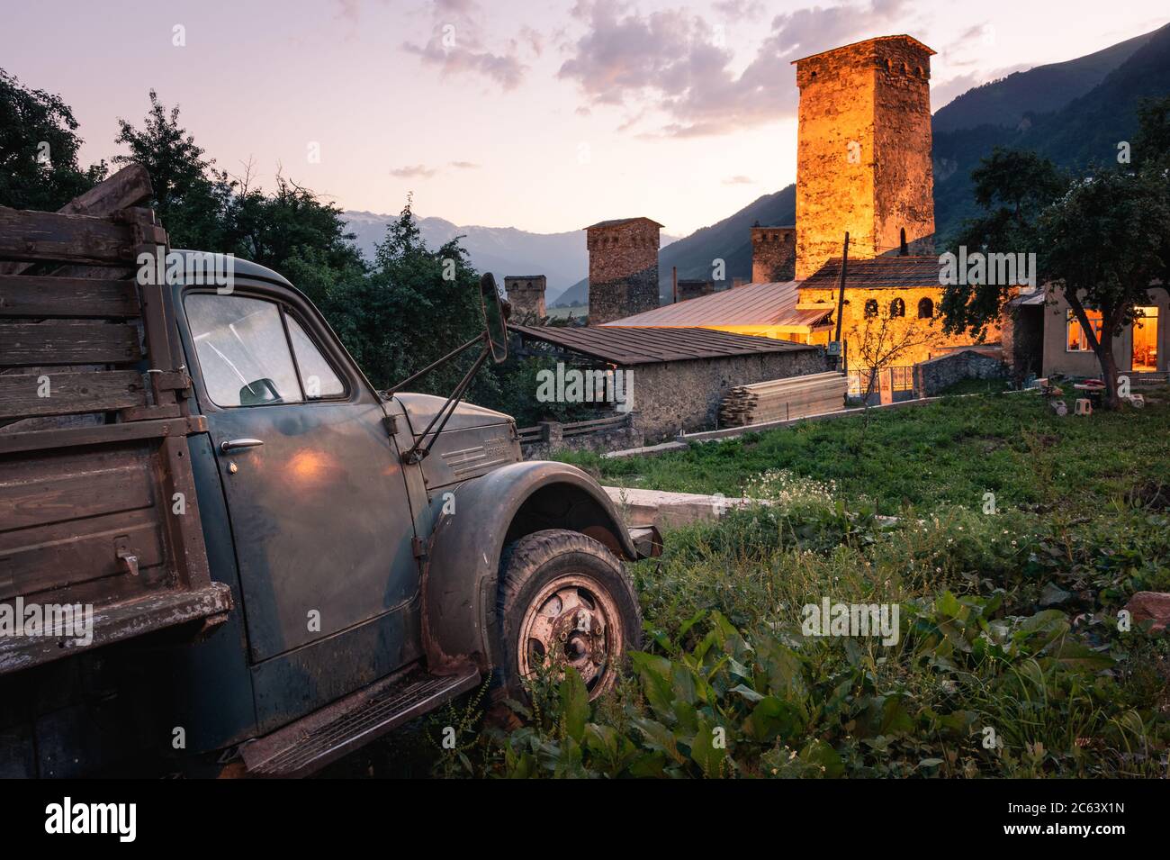 Vecchio camion sovietico abbandonato a Mestia, Svaneti, Georgia. Foto Stock
