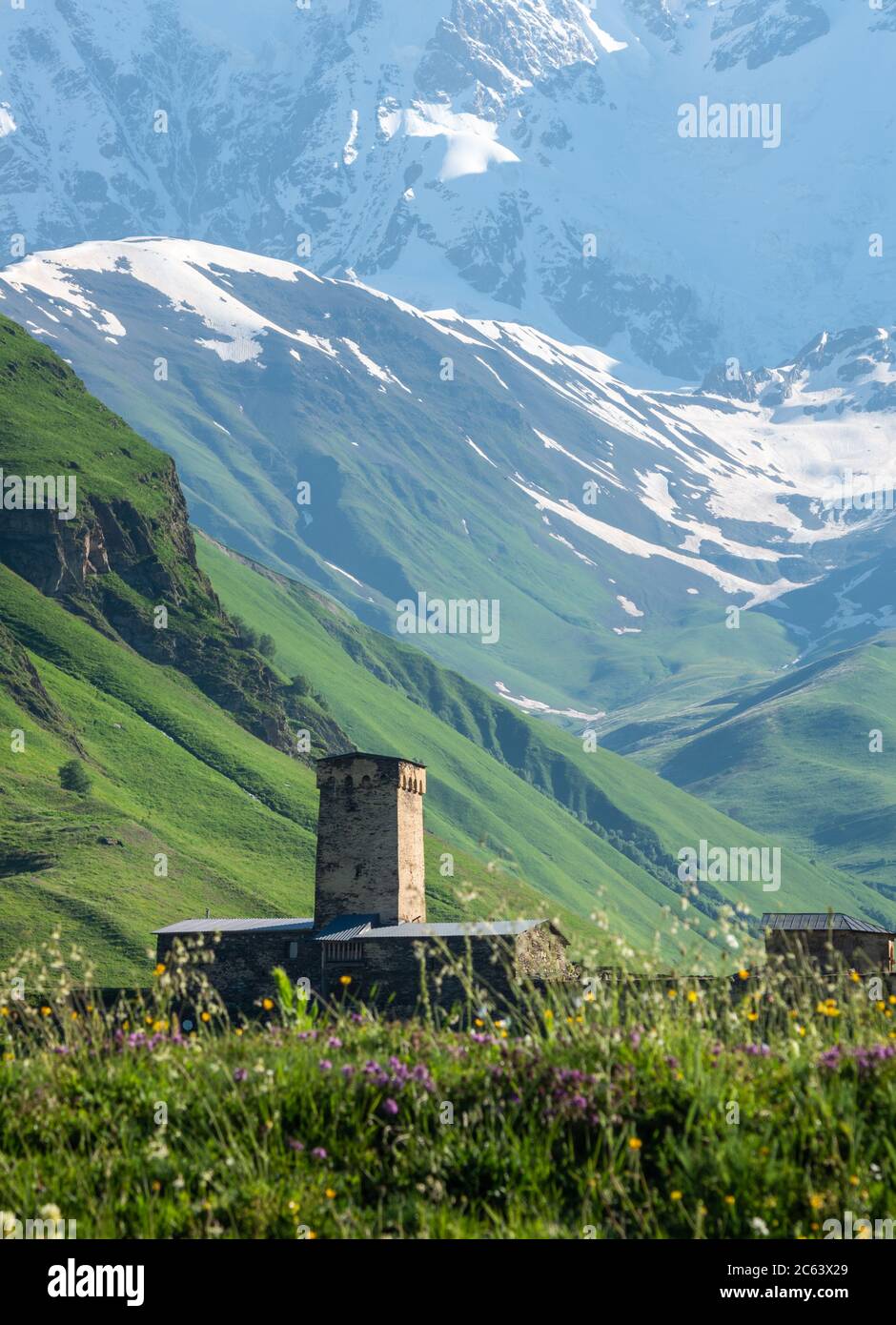 Lamaria e Monte Shkhara a Ushguli, Svanetia, Georgia. Foto Stock