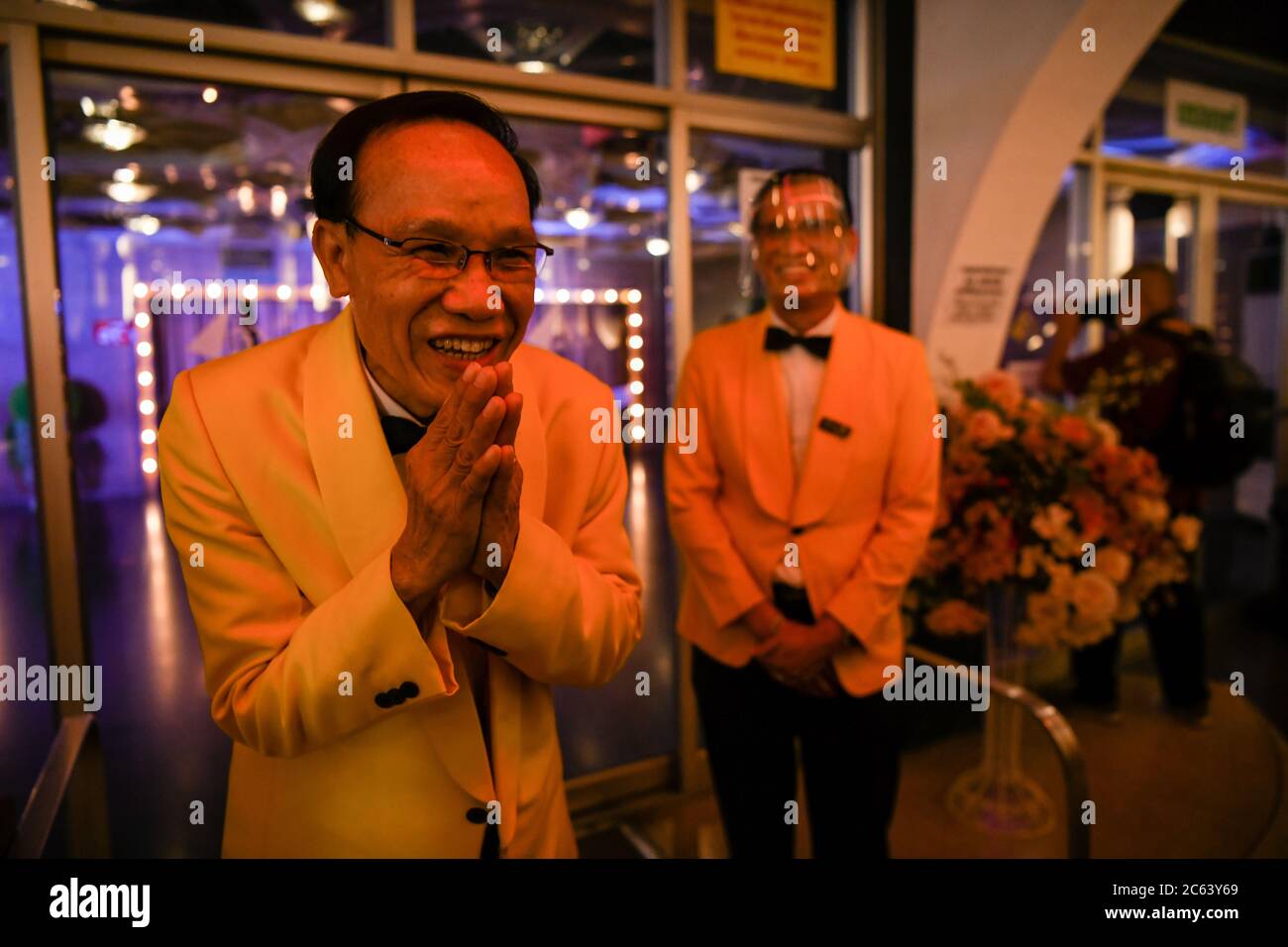 Bangkok, Thailandia. 05 luglio 2020. Un uomo all'evento di addio è visto sorridere fuori dall'ingresso del teatro alla Scala a Bangkok. Il teatro Scala ha chiuso le sue porte dopo 51 anni come santuario per i cineisti thailandesi. Credit: SOPA Images Limited/Alamy Live News Foto Stock