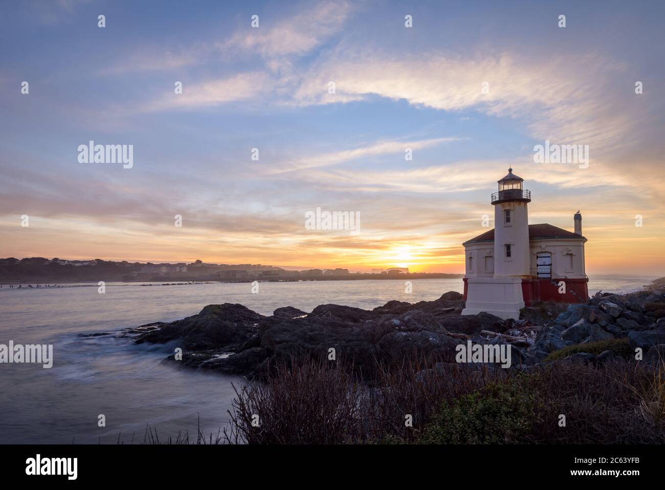 Faro sul fiume Coquille a Bandon costruito su rocce, Oregon Foto Stock