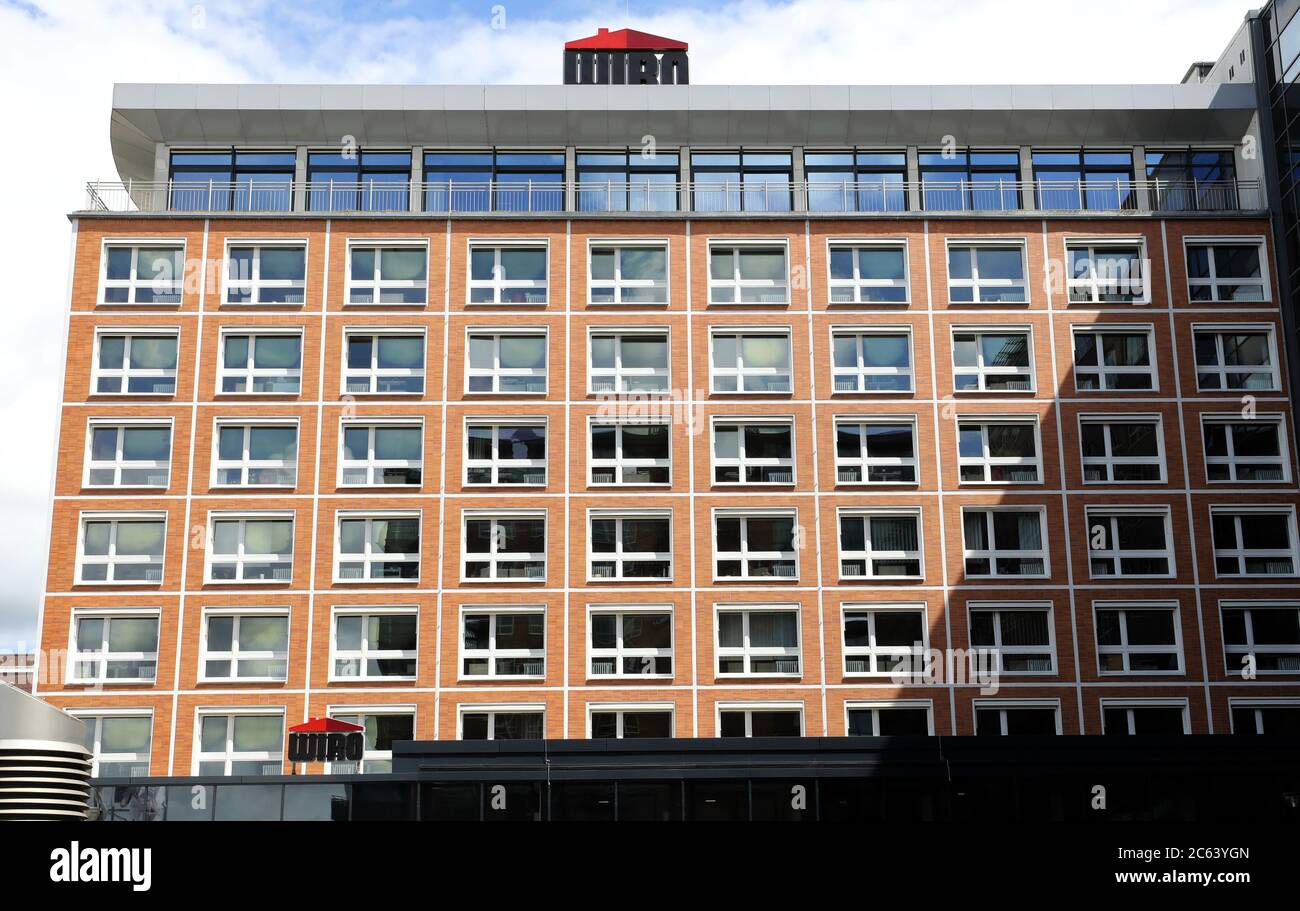 Rostock, Germania. 06 luglio 2020. La sede della società Wiro Wohnen a Rostock Wohnungsgesellschaft mbH nel Lange Straße secondo le proprie informazioni, la società municipale possiede 36,000 appartamenti in tutti i distretti, 620 spazi commerciali, 8,200 posti auto, quattro parcheggi multipiano e tre porti turistici. Credit: Bernd Wüstneck/dpa-Zentralbild/ZB/dpa/Alamy Live News Foto Stock