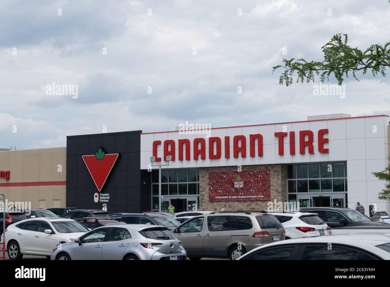 Un negozio al dettaglio Canadian Tire su Greenbank Road nell'area di Barrhaven ad Ottawa. Foto Stock