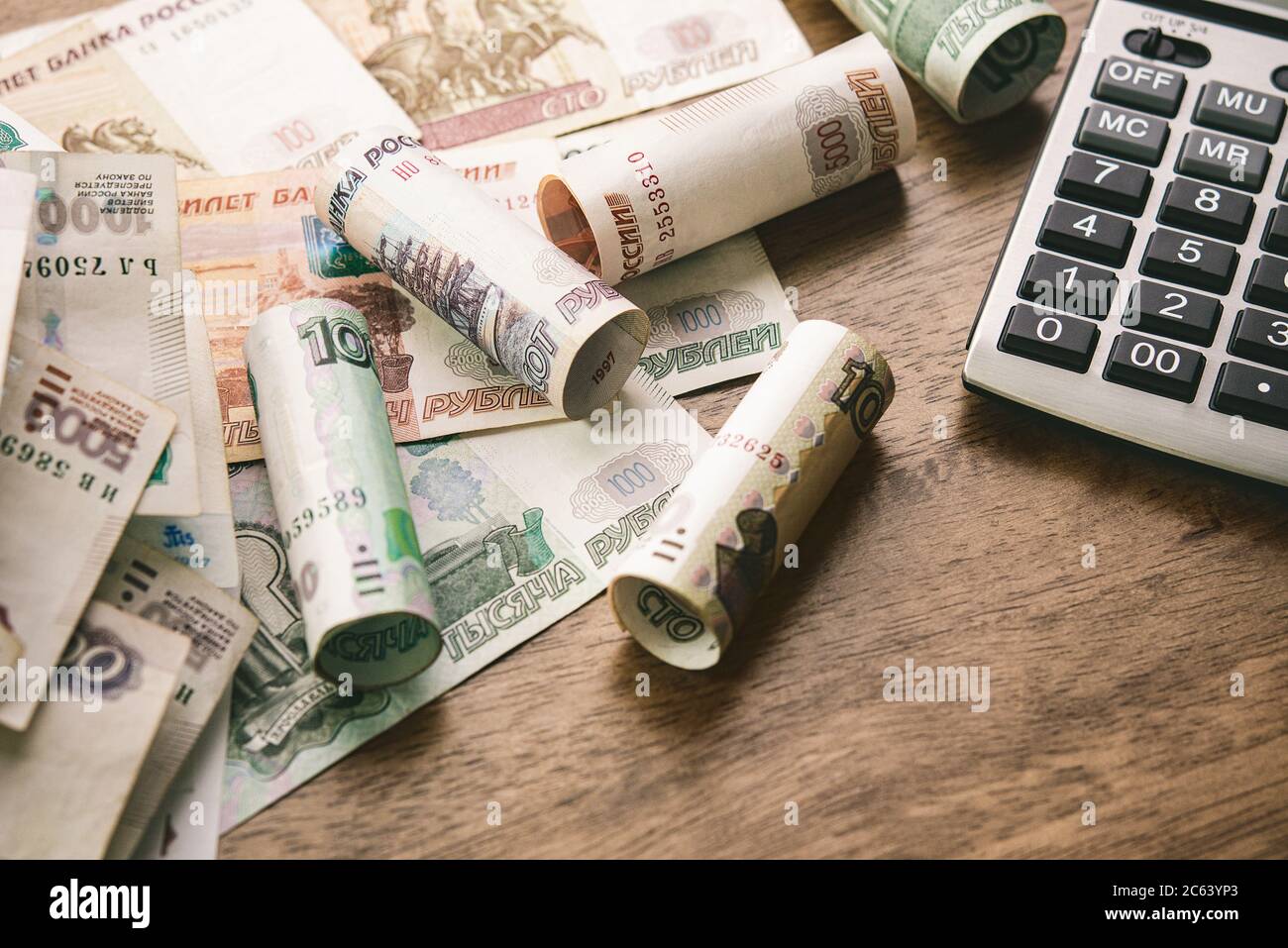 Denaro russo Ruble con calcolatrice su legno sfondo tavolo per i concetti finanziari e di investimento Foto Stock
